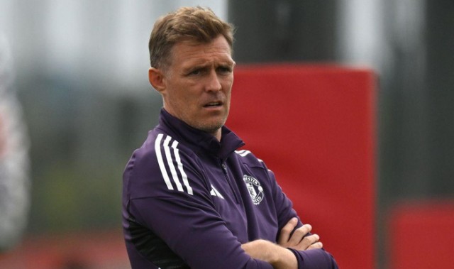 战术透明到被对手公开拆解！曼联新帅接手烂摊子，中场搭档成死穴|后卫|富勒姆|伊沃比|切尔西|阿莫林_新浪体育_新浪新闻